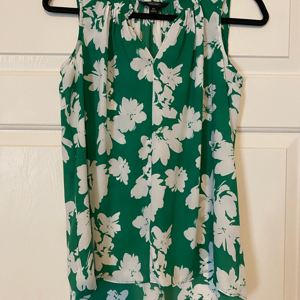 Simply Vera Vera Wang Green and White Floral Blouse